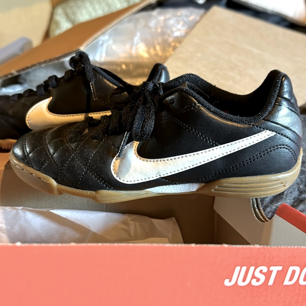 Boys Nike Indoor Soccer Cleats NEW IN BOX size 3
